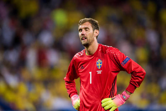 Sveriges målvakt Andreas Isaksson deppar i fotbollsmatchen