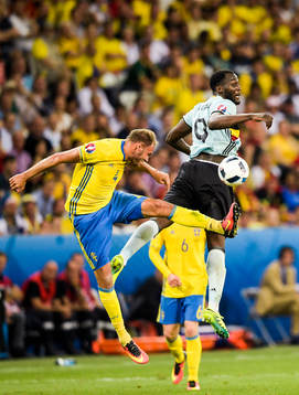 Sveriges Andreas Granqvist och Belgiens Romelu Lukaku i