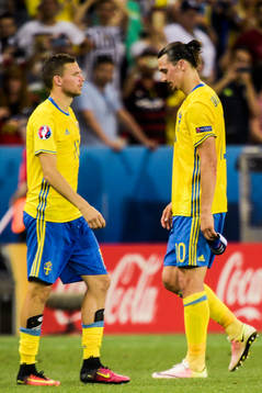Sveriges Zlatan Ibrahimovic och Marcus Berg deppar