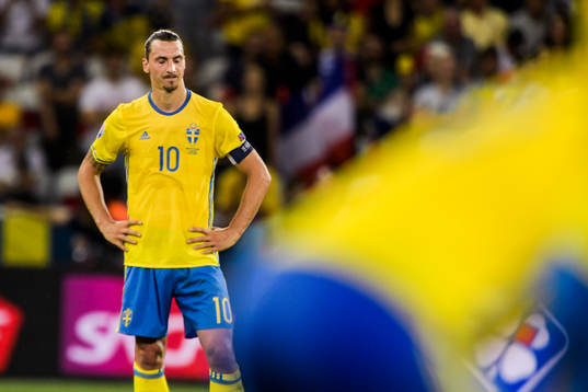 Sveriges Zlatan Ibrahimovic deppar i fotbollsmatchen mellan