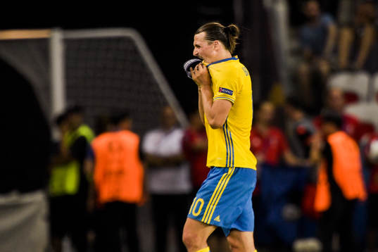 Sveriges Zlatan Ibrahimovic deppar när han lämnar planen