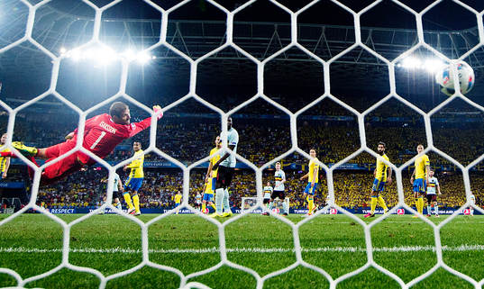 Belgiens Radja Nainggolan (ej i bild) gör 0-1 bakom