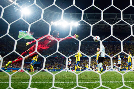 Belgiens Radja Nainggolan (ej i bild) gör 0-1 bakom