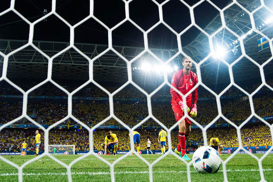 Sveriges målvakt Andreas Isaksson deppar
