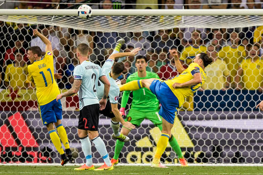 Sveriges Zlatan Ibrahimovic med målchans med blåses av i