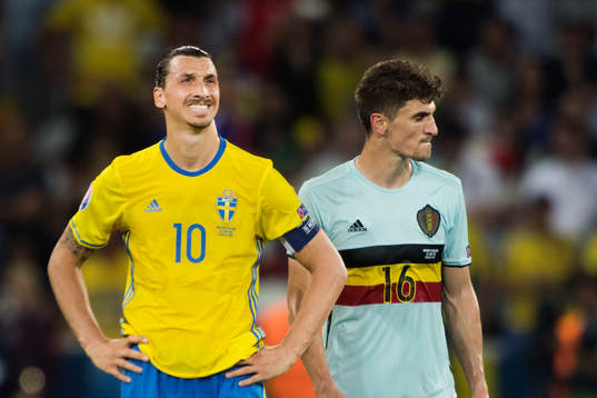 Sveriges Zlatan Ibrahimovic deppar bredvid Belgiens Thomas