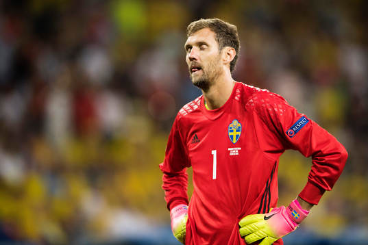 Sveriges målvakt Andreas Isaksson deppar