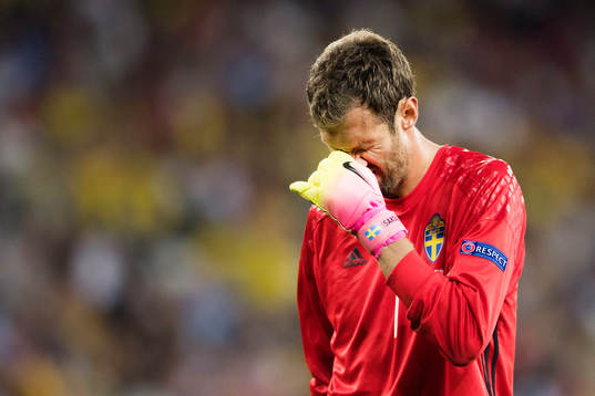 Sveriges målvakt Andreas Isaksson deppar i fotbollsmatchen