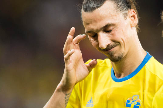 Sveriges Zlatan Ibrahimovic deppar i fotbollsmatchen mellan