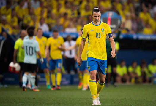 Sveriges Zlatan Ibrahimovic deppar i fotbollsmatchen mellan