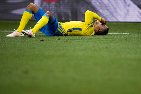 Sveriges Martin Olsson har ont i fotbollsmatchen mellan