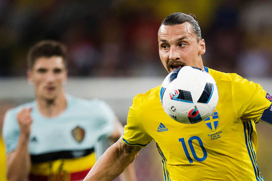 Sveriges Zlatan Ibrahimovic i fotbollsmatchen mellan