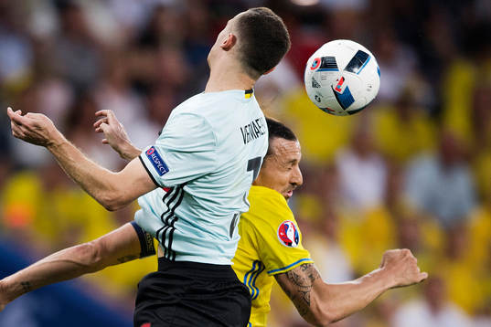 Belgiens Thomas Vermaelen och Sveriges Zlatan Ibrahimovic i
