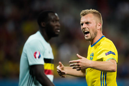 Sveriges Sebastian Larsson reagerar i fotbollsmatchen