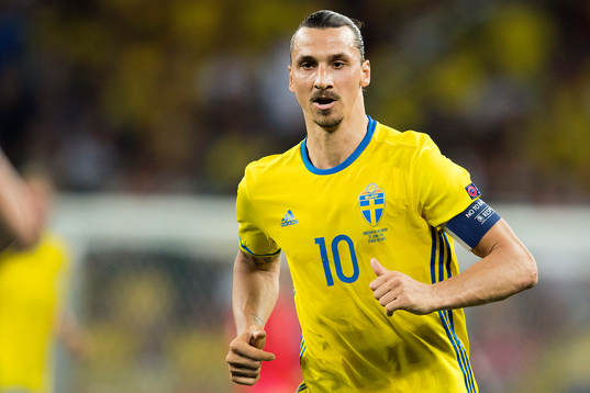 Sveriges Zlatan Ibrahimovic i fotbollsmatchen mellan