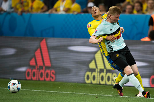 Sveriges Martin Olsson och Belgiens Kevin de Bruyne i