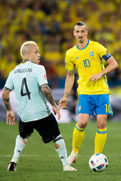 Belgiens Radja Nainggolan och Sveriges Zlatan Ibrahimovic i