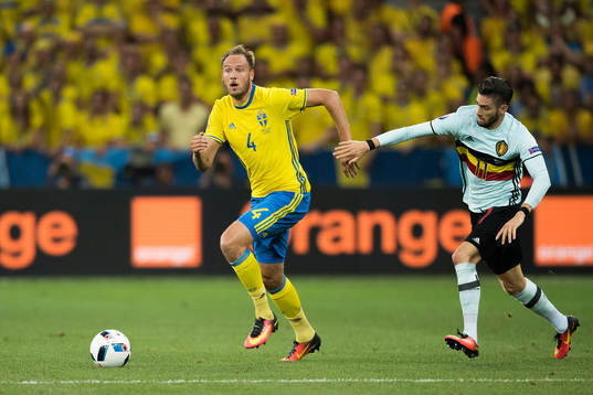 Sveriges Andreas Granqvist och Belgiens Yannick Carrasco i