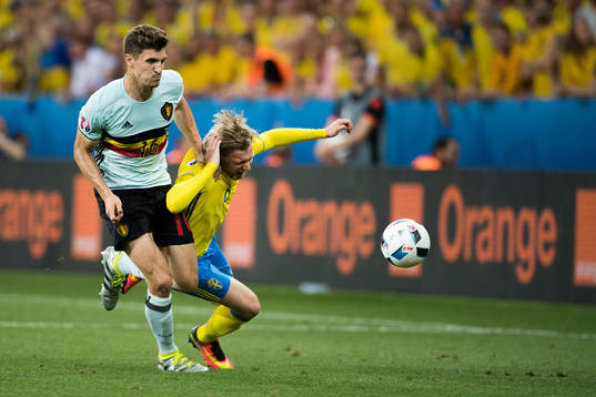 Belgiens Thomas Meunier och Sveriges Emil Forsberg i
