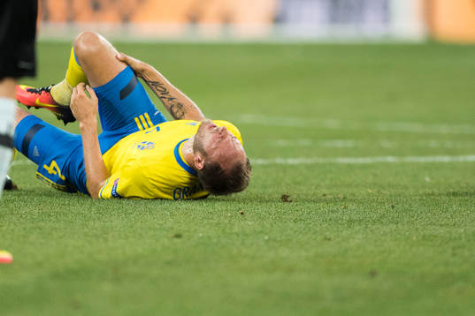 Sveriges Andreas Granqvist har ont i fotbollsmatchen mellan