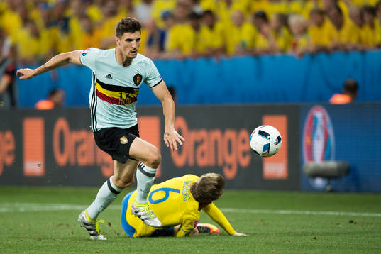 Belgiens Thomas Meunier och Sveriges Emil Forsberg i