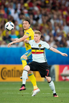 Sveriges Albin Ekdal och Belgiens Kevin de Bruyne i