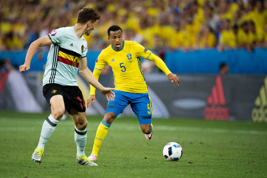 Belgiens Thomas Meunier och Sveriges Martin Olsson i