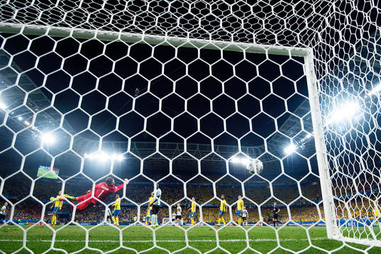 Belgiens Radja Nainggolan (ej i bild) gör 0-1 bakom