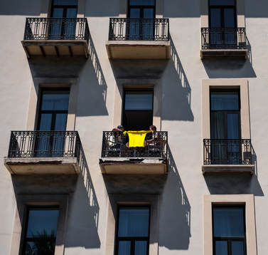 En svensk landslagströja är uppspänd på en balkong där