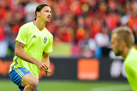 Sveriges Zlatan Ibrahimovic värmer upp