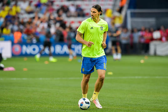 Sveriges Zlatan Ibrahimovic värmer upp