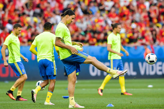 Sveriges Zlatan Ibrahimovic värmer upp