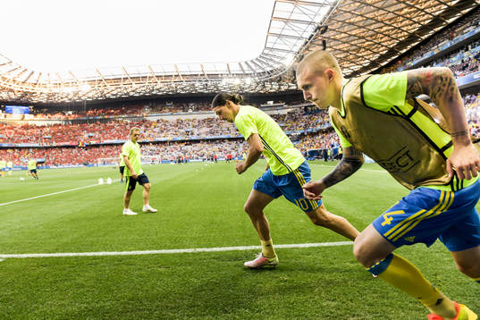 Sveriges Zlatan Ibrahimovic och Victor Nilsson Lindelöf