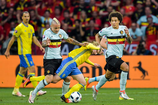 Sveriges Emil Forsberg utmanar Belgiens Radja Nainggolan