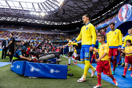 Sveriges Zlatan Ibrahimovic och målvakt Andreas Isaksson