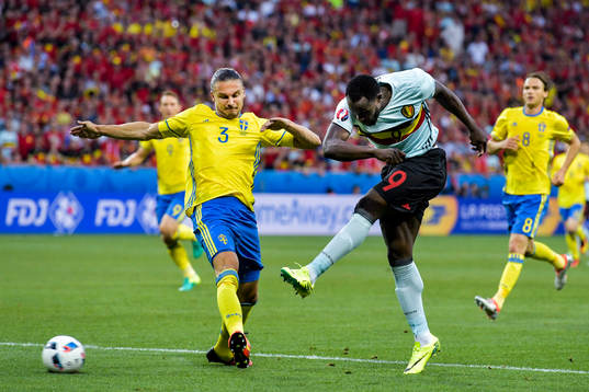 Belgiens Romelu Lukaku och Sveriges Erik Johansson i