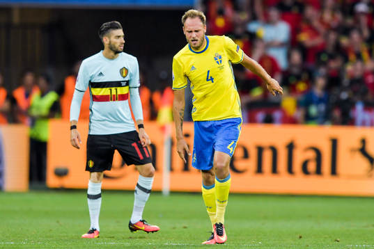 Sveriges Andreas Granqvist haltar i fotbollsmatchen mellan