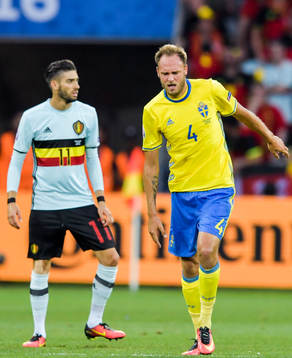 Sveriges Andreas Granqvist haltar i fotbollsmatchen mellan