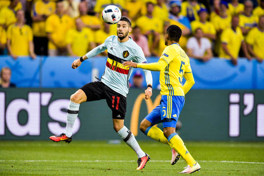 Belgiens Yannick Carrasco och Sveriges Martin Olsson i