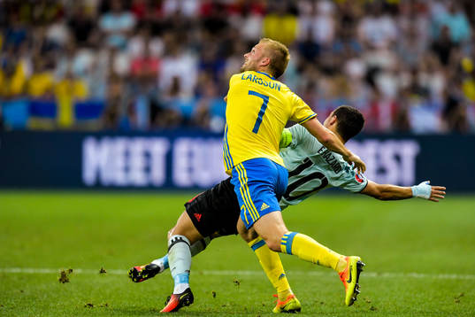 Sveriges Sebastian Larsson drar omkull Belgiens Eden Hazard