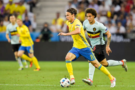 Sveriges Albin Ekdal jagas av Belgiens Axel Witsel i
