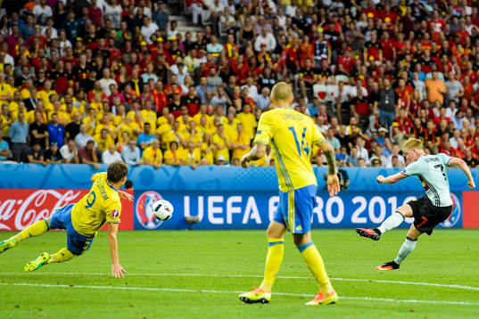 Belgiens Kevin de Bruyne skjuter och Sveriges Kim