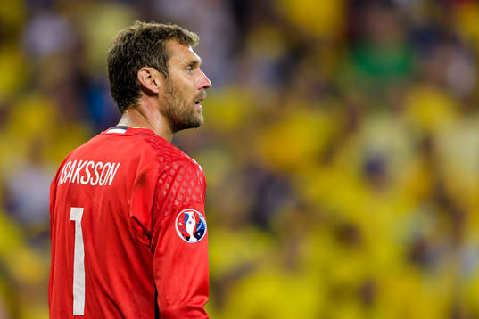 Sveriges målvakt Andreas Isaksson i fotbollsmatchen mellan