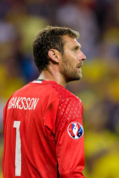 Sveriges målvakt Andreas Isaksson i fotbollsmatchen mellan