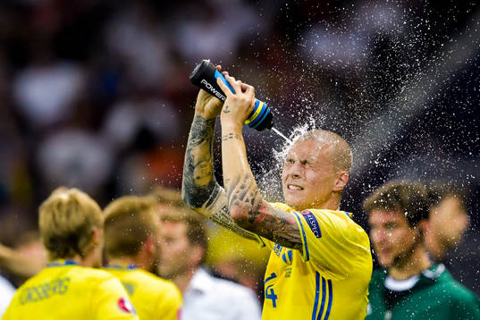 Sveriges Victor Nilsson Lindelöf sprutar vatten i ansiktet