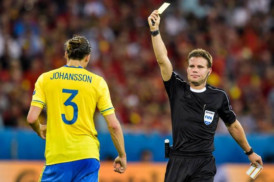 Sveriges Erik Johansson får gult kort av domare Felix