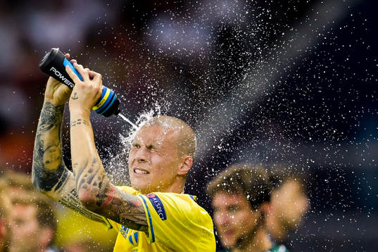 Sveriges Victor Nilsson Lindelöf sprutar vatten i ansiktet