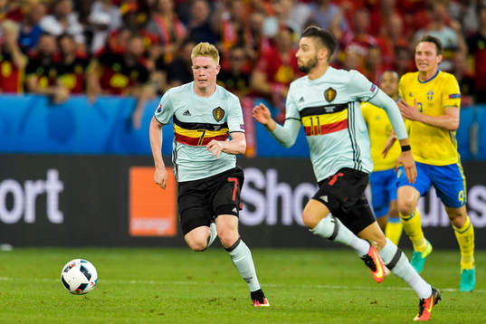 Belgiens Kevin de Bruyne och Yannick Carrasco i
