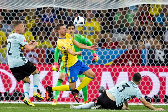 Sveriges Marcus Berg tar ner bollen bredvid Belgiens Toby