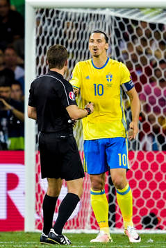 Sveriges Zlatan Ibrahimovic i diskussion med domare Felix